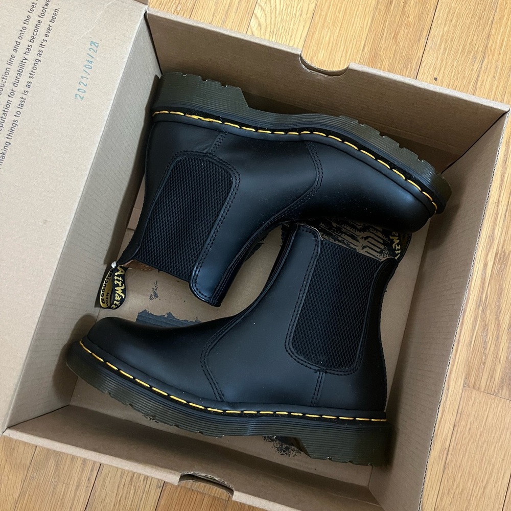 NWT 2976 Smooth Leather Chelsea Boots